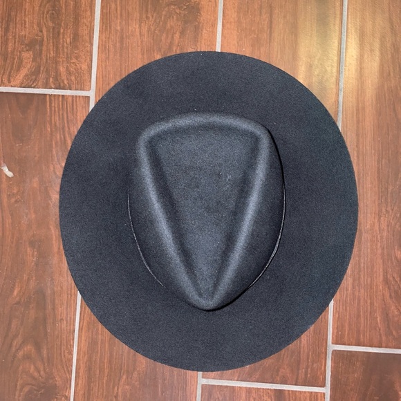 Lack of color black hat - Picture 5 of 5